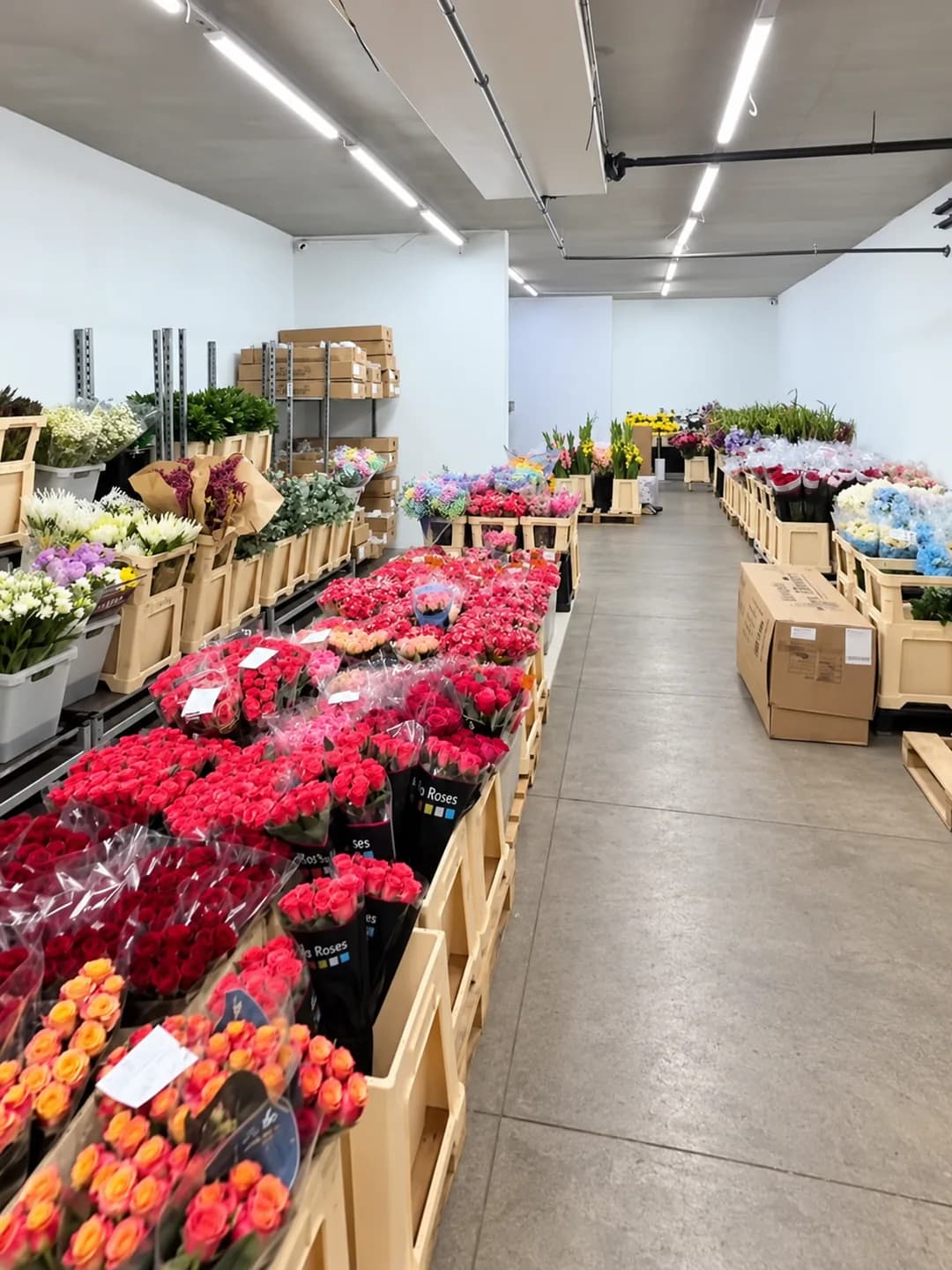 Blumen-Großhandelsdepot in Kyjiw mit Kisten voller frischer Rosen und anderer Blumen