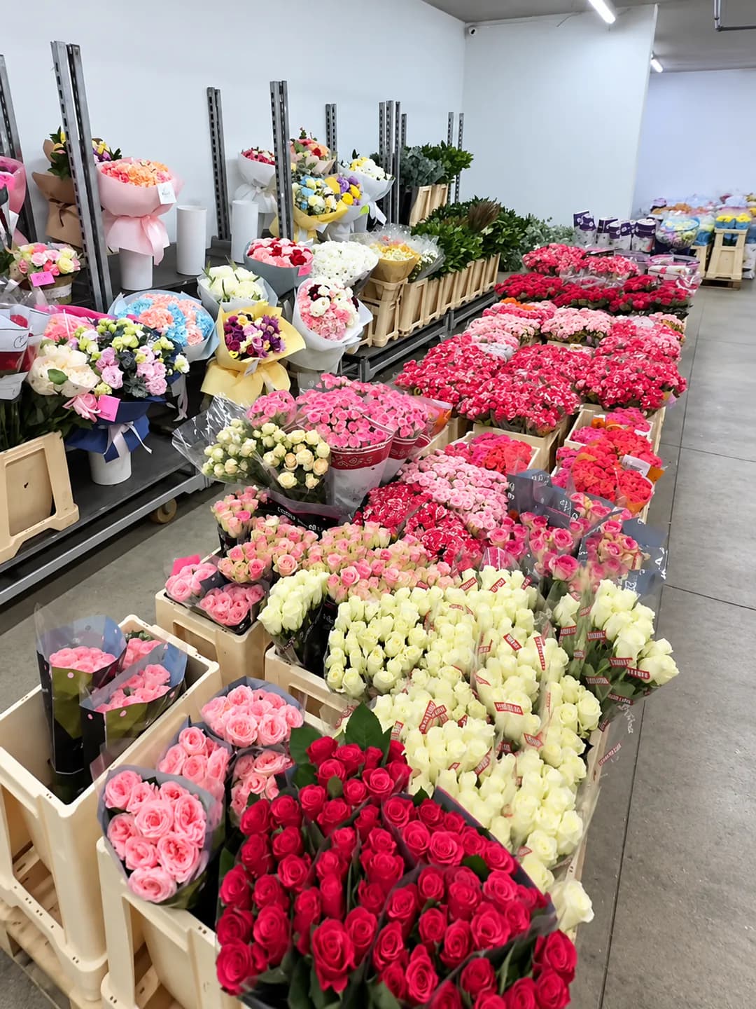 Rosen und fertige Sträuße im Blumen-Großhandelslager von monobuket in Kyjiw